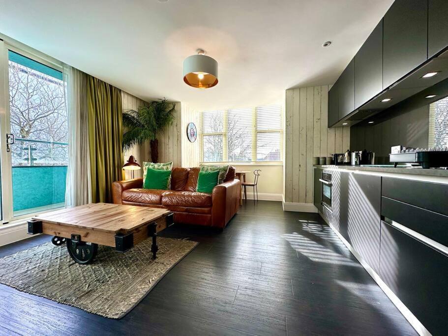 Designer Apartment Inc Free Parking & Fast Wifi 1 Minute Walk To Poole Quay - Great Location - Free Parking - Fast Wifi - Smart Tv - Newly Decorated - Sleeps Up To 2! Close To Poole & Bournemouth & Sandbanks Exteriör bild