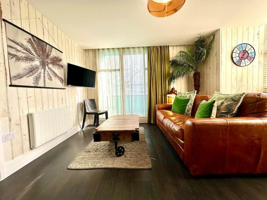 Designer Apartment Inc Free Parking & Fast Wifi 1 Minute Walk To Poole Quay - Great Location - Free Parking - Fast Wifi - Smart Tv - Newly Decorated - Sleeps Up To 2! Close To Poole & Bournemouth & Sandbanks Exteriör bild